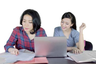 Görüntü iki üniversite öğrencilerinin okul birlikte beyaz arka plan üzerinde izole stüdyoda yapıyor.