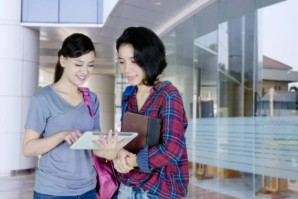 Imagen Dos Estudiantes Universitarias Feliz Mientras Usan Una Tableta Digital — Foto de Stock