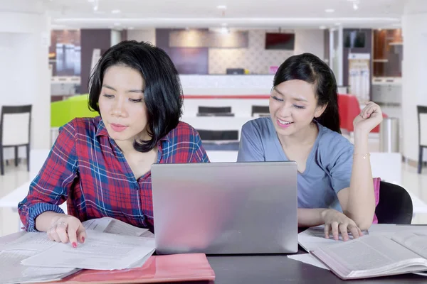 Twee Gelukkige Studenten Samen Huiswerk Tijdens Vergadering Het Café — Stockfoto