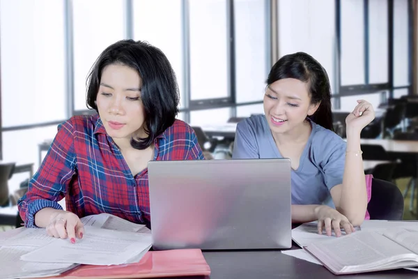 İki üniversite öğrencilerinin okul birlikte sınıfta tartışırken yaptığı resim