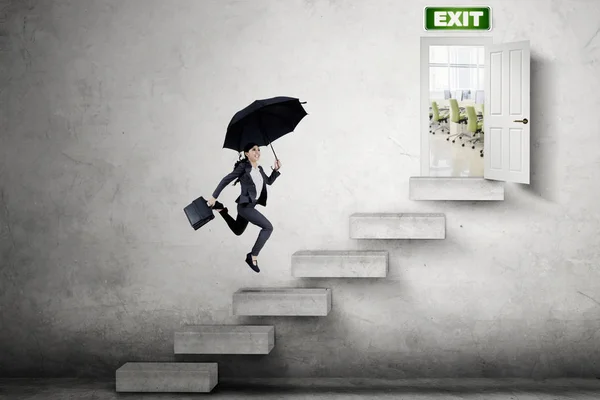 Joven Empresaria Sosteniendo Una Maleta Paraguas Mientras Corre Por Escalera — Foto de Stock
