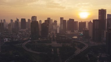 Jakarta - Endonezya. 06 Temmuz 2018: Semanggi yol kavşak Jakarta Şehir içinde gökdelenler güzel hava gün batımı görünümü