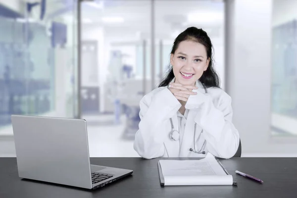 Imagen Hermosa Médica Sonriendo Cámara Mientras Trabaja Con Portátil Portapapeles — Foto de Stock