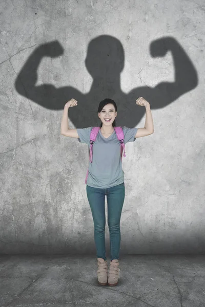 Longitud Completa Hermosa Estudiante Haciendo Gestos Manos Fuertes Mientras Está — Foto de Stock