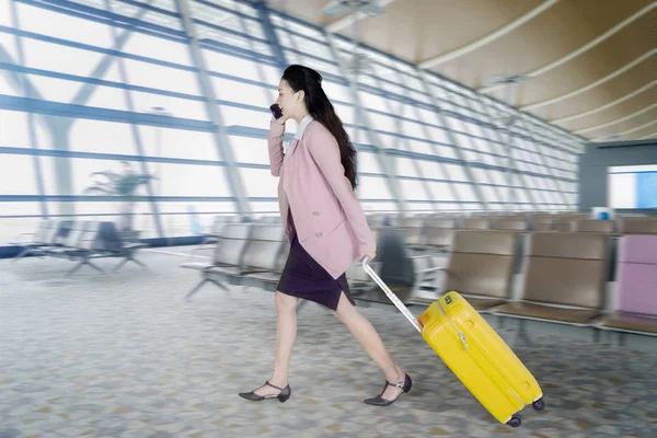 Caucasian Businesswoman Carrying Suitcase While Rushing Boarding Flight Fast Motion — Stock Photo, Image