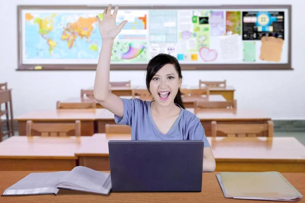 Imagem Uma Estudante Caucasiana Levantando Braço Para Responder Pergunta Enquanto — Fotografia de Stock