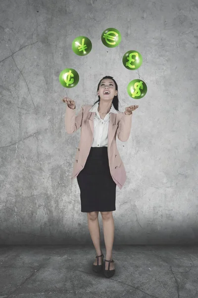 Obraz Kobieta Przedsiębiorcy Żonglerka Symboli Walut Stojąc Wyrażenie Zadowolony — Zdjęcie stockowe