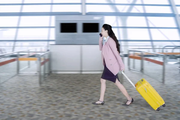女企业家背着手提箱匆匆登上一架快速运动模糊的飞行 — 图库照片