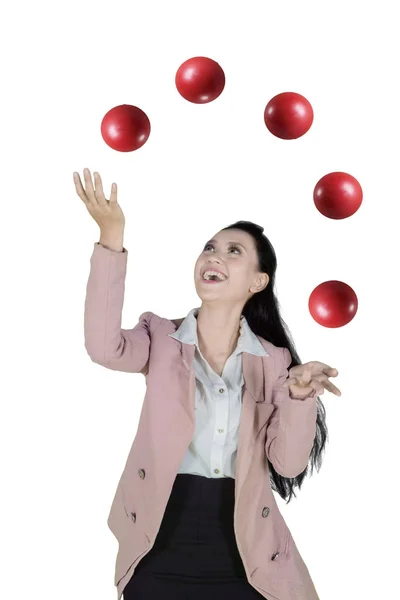 Retrato Mulher Negócios Feliz Está Fazendo Malabarismo Com Bolas Vermelhas — Fotografia de Stock