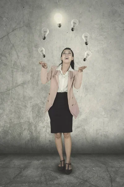 Полная Длина Женщины Предпринимателя Жонглировать Лампочками Стоя Счастливым Выражением Лица — стоковое фото