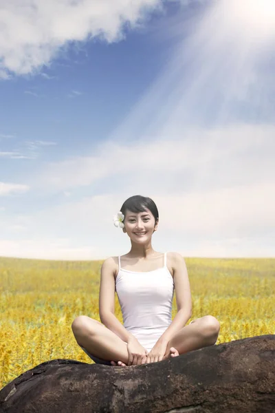 Schöne Asiatische Frau Genießt Draußen Sitzen Auf Dem Felsen Auf — Stockfoto