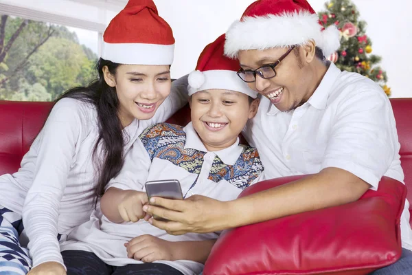 Famille Asiatique Aide Téléphone Portable Sur Canapé Tout Étant Assis — Photo