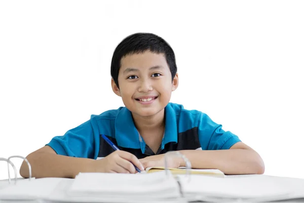 Obrázek Asijské Nedospělý Chlapec Usmívá Kameru Při Psaní Poznámek Studiu — Stock fotografie