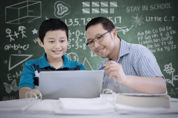 Kép Ázsiai Tanár Útmutatók Használatára Laptop Osztályteremben Ülve Tanítványa — Stock Fotó