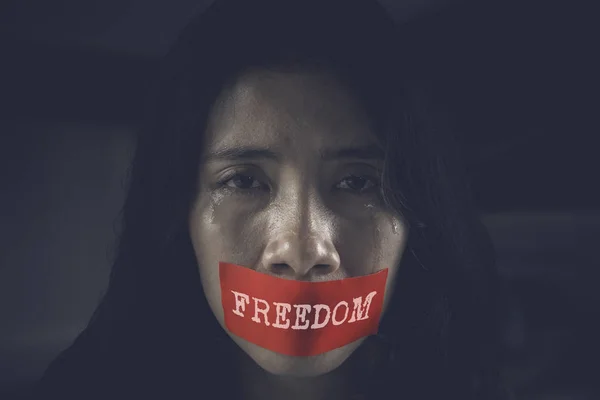 Görüntü Saldırıya Kızın Ağzına Bir Bürokrasi Özgürlük Kelime Ile Üzgün — Stok fotoğraf