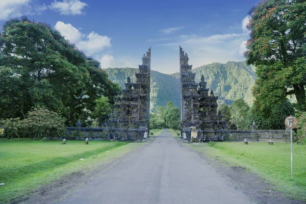 Bali Indonesia Aprile 2018 Bellissimo Cielo Blu Sopra Cancello Handara — Foto Stock