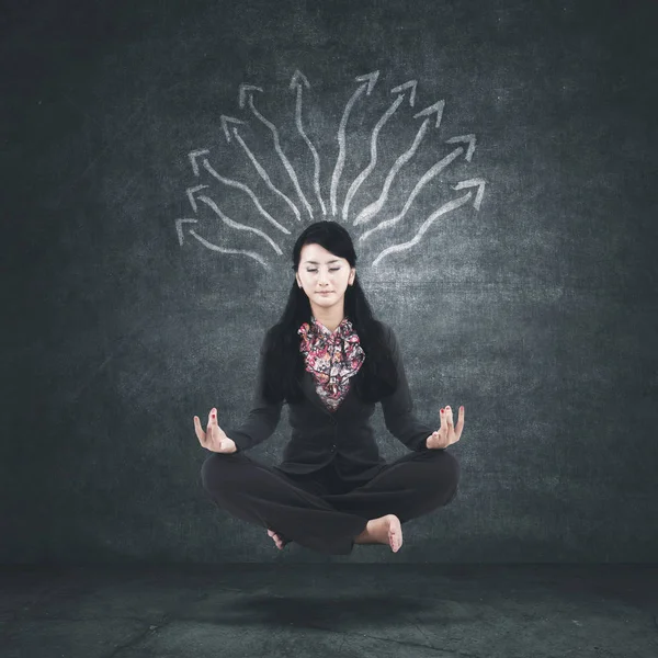 Imagem Uma Mulher Negócios Bonita Levitando Fazendo Meditação Com Flechas — Fotografia de Stock