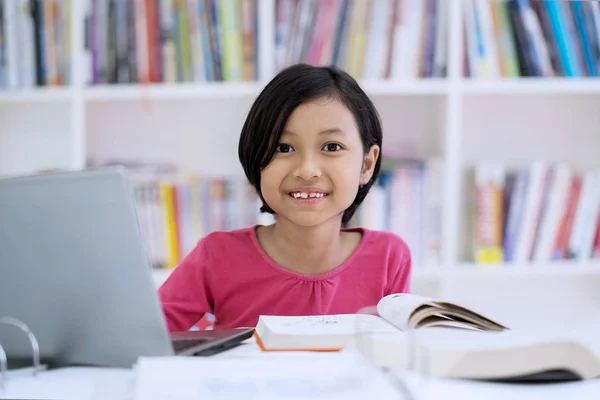 Nettes Kleines Mädchen Schaut Die Kamera Während Mit Buch Und — Stockfoto