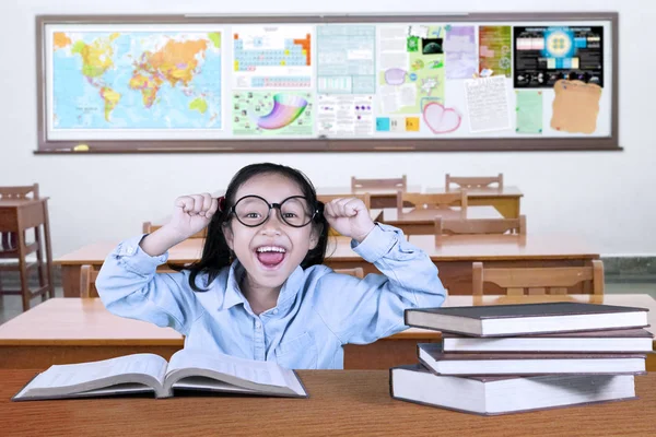 Portret Van Schattige Schoolmeisje Vieren Van Haar Succes Met Verhoging — Stockfoto