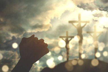 Üç çarmıha işareti ile Allah'a ibadet iki Hıristiyan kişi el silüeti