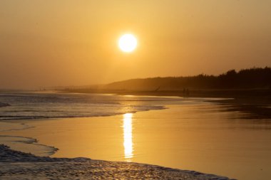 Görüntü üzerinde Alacakaranlık anda sıcak gün batımı ile tropikal Beach Yogyakarta, Endonezya