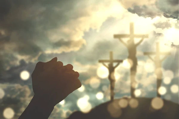 Silhueta Duas Mãos Cristãs Adorando Deus Com Três Sinais Crucificação — Fotografia de Stock