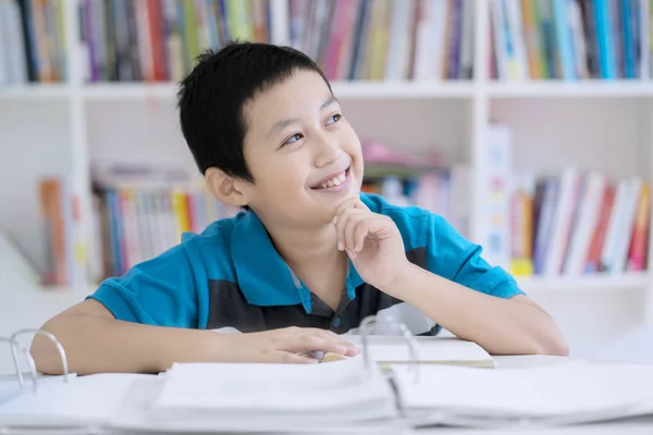 Image Beau Préadolescent Étudiant Semble Coûteux Tout Étudiant Dans Bibliothèque — Photo