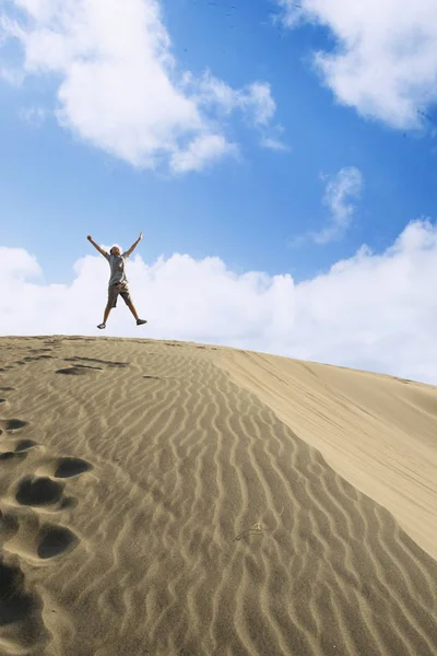 Lage Hoek Zicht Een Knappe Preteen Genieten Van Zijn Vakantie — Stockfoto