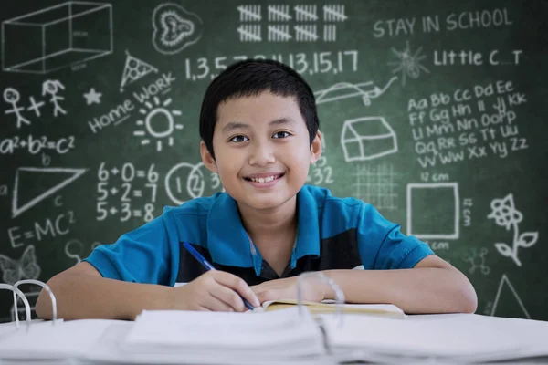 Picture Handsome Preteen Making Notes Classroom While Sitting Scribbles Chalkboard — Stock Photo, Image