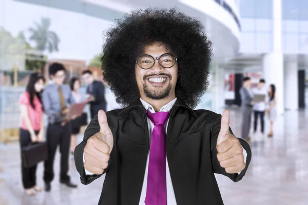 Glücklicher Wirtschaftsführer Zeigt Daumen Nach Oben Vor Seinem Team — Stockfoto