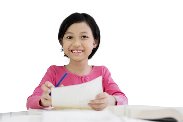 Imagem Menina Bonito Sorrindo Para Câmera Enquanto Escrevendo Notas Papel — Fotografia de Stock