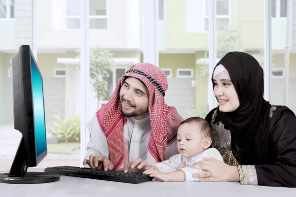 Muslimská Rodina Otec Matka Syn Pomocí Počítače Online Doma — Stock fotografie