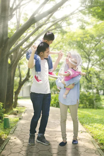 Střední Záběr Asijských Muslimských Rodinných Výdajů Jara Společně Parku — Stock fotografie