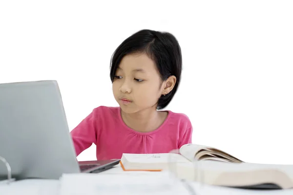 Immagine Bambina Che Usa Computer Portatile Mentre Studia Studio Isolata — Foto Stock