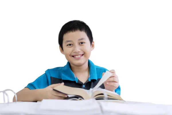 Studente Adolescente Ragazzo Sorridente Alla Fotocamera Durante Lettura Libro Isolato — Foto Stock