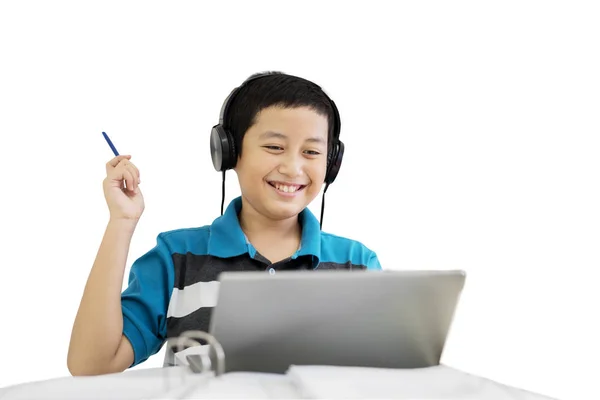 Imagem Estudante Pré Adolescente Ouve Música Fone Ouvido Enquanto Estuda — Fotografia de Stock