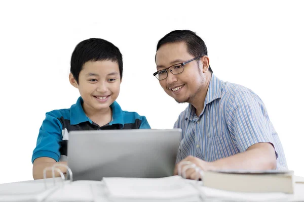 Foto Van Preteen Student Leren Gebruiken Van Een Laptop Met — Stockfoto