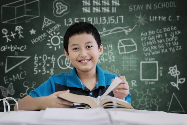 Porträt Einer Jungen Studentin Die Mit Einem Buch Klassenzimmer Die — Stockfoto