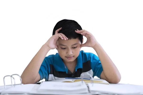 Imagen Niño Preadolescente Estresado Mientras Estudia Estudio Aislado Sobre Fondo — Foto de Stock