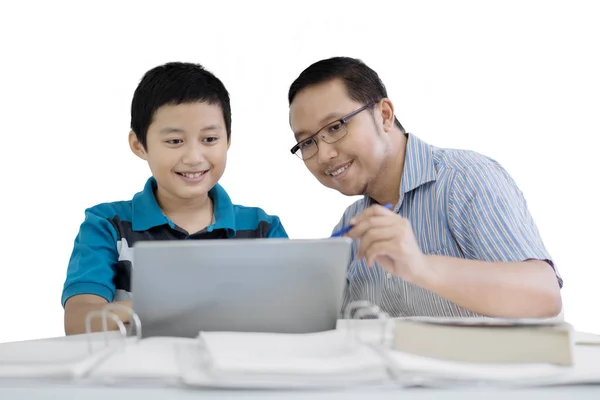 Porträt Eines Jungen Mannes Führt Seinen Schüler Dazu Einen Laptop — Stockfoto