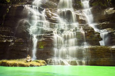 Pratik yoga Cigangsa şelale, Sukabumi, West Java, Endonezya meditasyon sırasında güzel kadın portresi