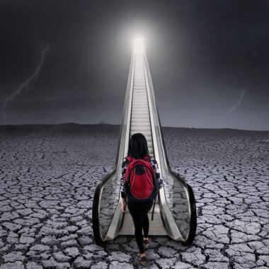 yürüyen merdiven artırmakla Bayan üniversite öğrencisi ile parlak gelecek kavramı