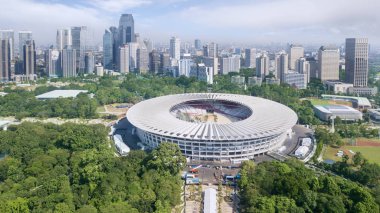 Jakarta - Endonezya. 24 Temmuz 2018: Senayan Stadyumu şehir Jakarta içinde gökdelenler havadan görünümü