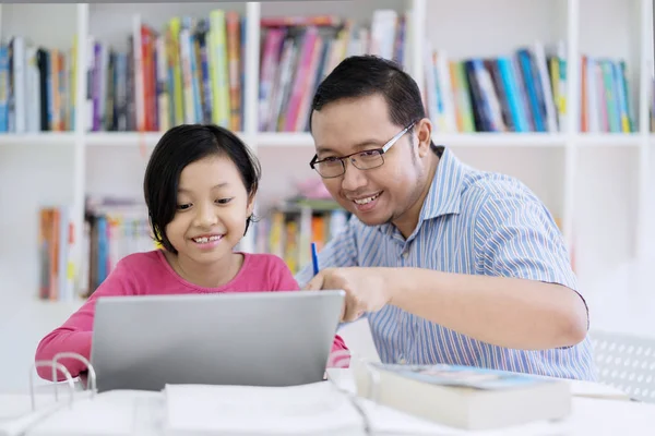 Ázsiai Kis Iskolás Tanítják Tanárnő Egy Laptop Használata Könyvtárban Ülve — Stock Fotó