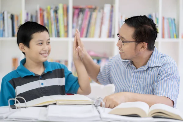 Asya Bir Erkek Öğretmen Yüksek Beş Onun Öğrencisi Ile Birlikte — Stok fotoğraf