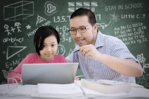 Bild Eines Asiatischen Männlichen Lehrers Der Klassenzimmer Sitzt Während Seinem — Stockfoto