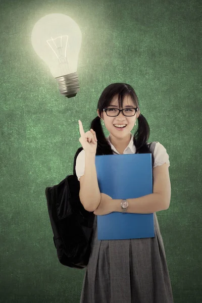 Foto Smart High School Student Inspiration Medan Pekar Lysande Lampa — Stockfoto