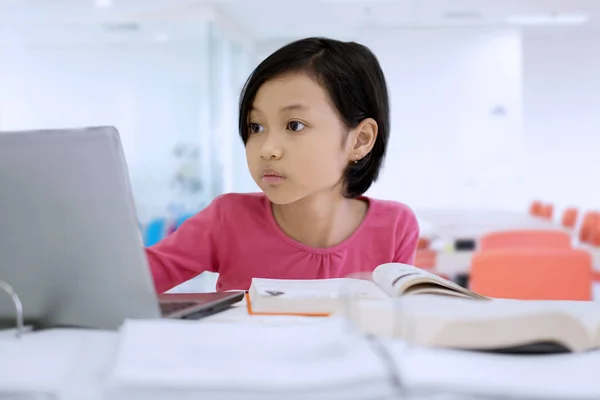 Retrato Menina Bonito Estudando Com Laptop Enquanto Sentado Sala Aula — Fotografia de Stock