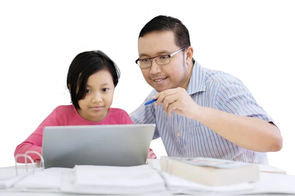 Portret Młodego Ojca Pomagając Jego Córka Użytkowaniu Laptopa Siedząc Studio — Zdjęcie stockowe