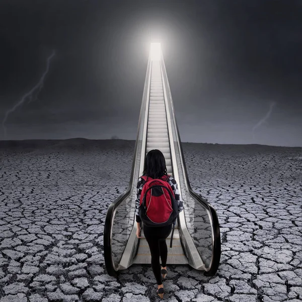 yürüyen merdiven artırmakla Bayan üniversite öğrencisi ile parlak gelecek kavramı